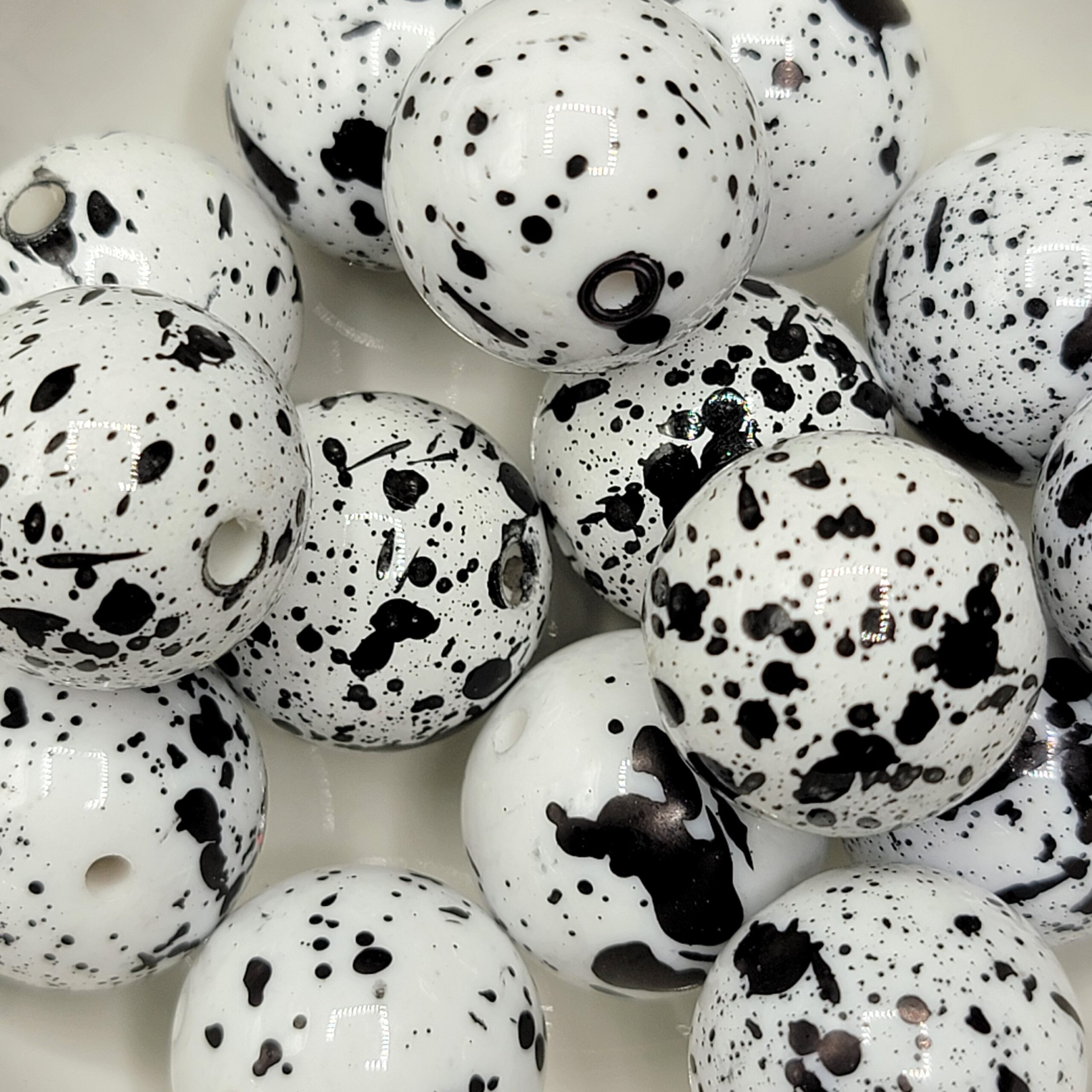 WHITE/BLACK Splatter - 5pc beads