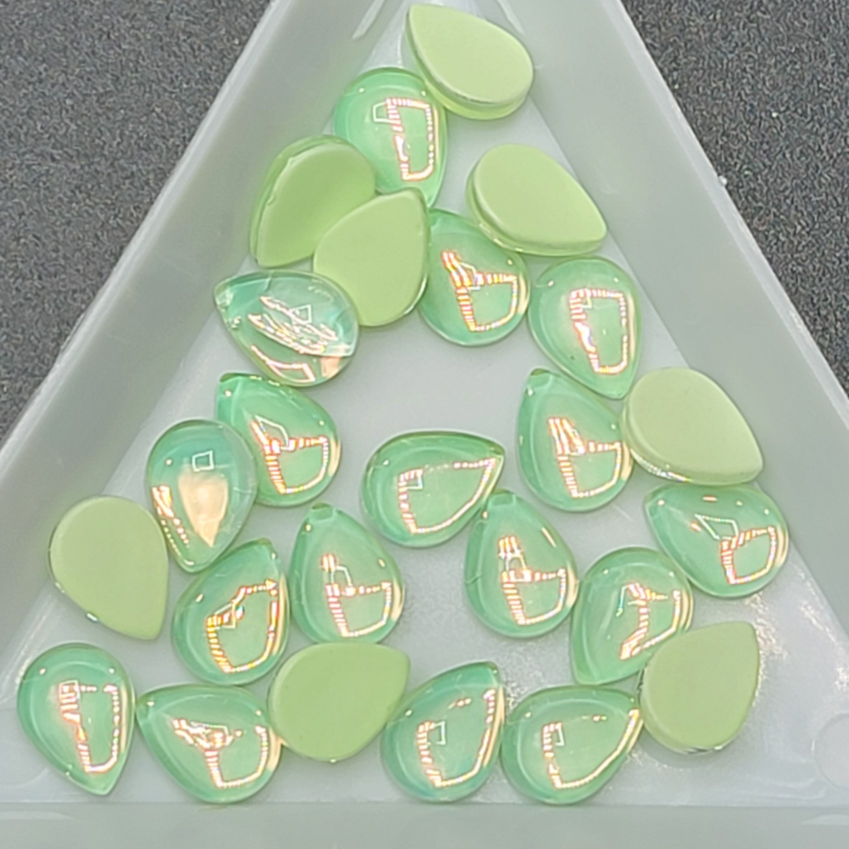 Glass Teardrops - GREEN - 25pc